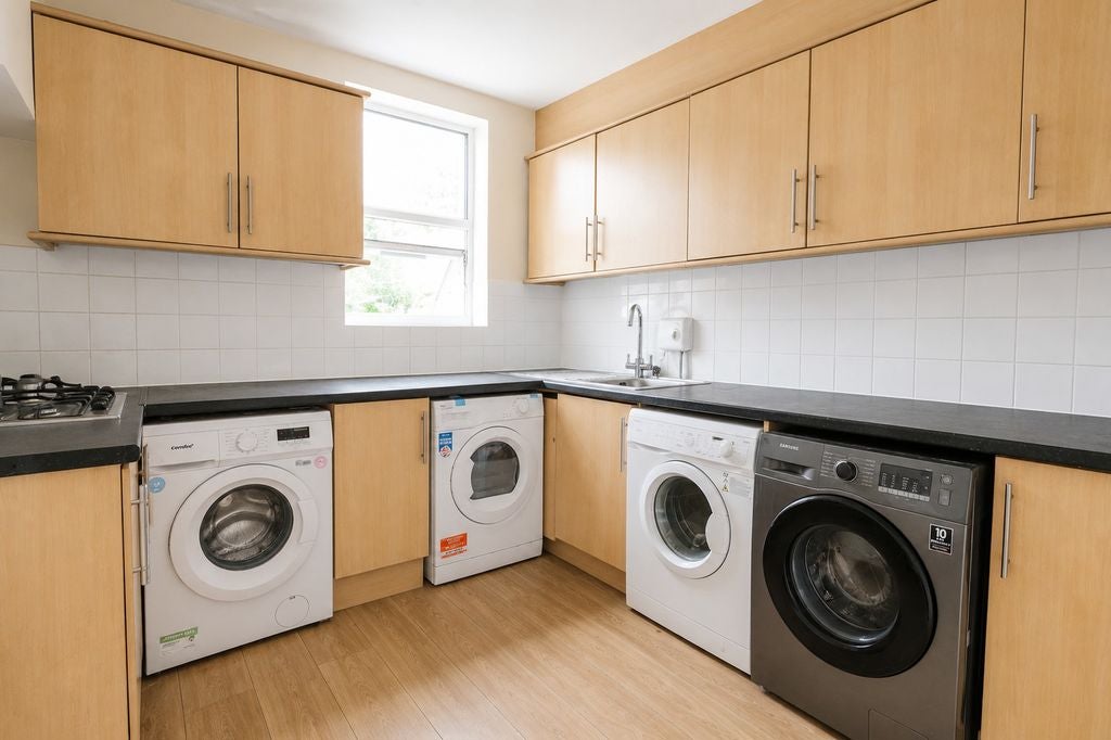 Room Gathorne Road in Greater London