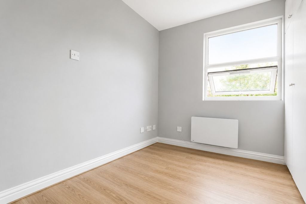 Room Gathorne Road in Greater London
