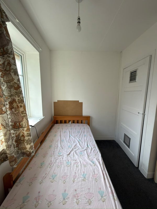 Room Dedworth Drive in Windsor