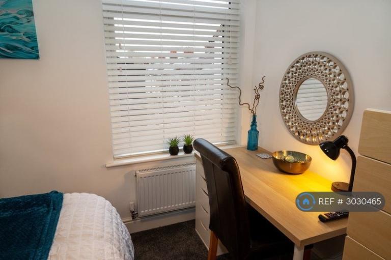 Room Priory Road in Liverpool