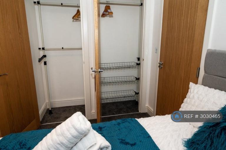 Room Priory Road in Liverpool