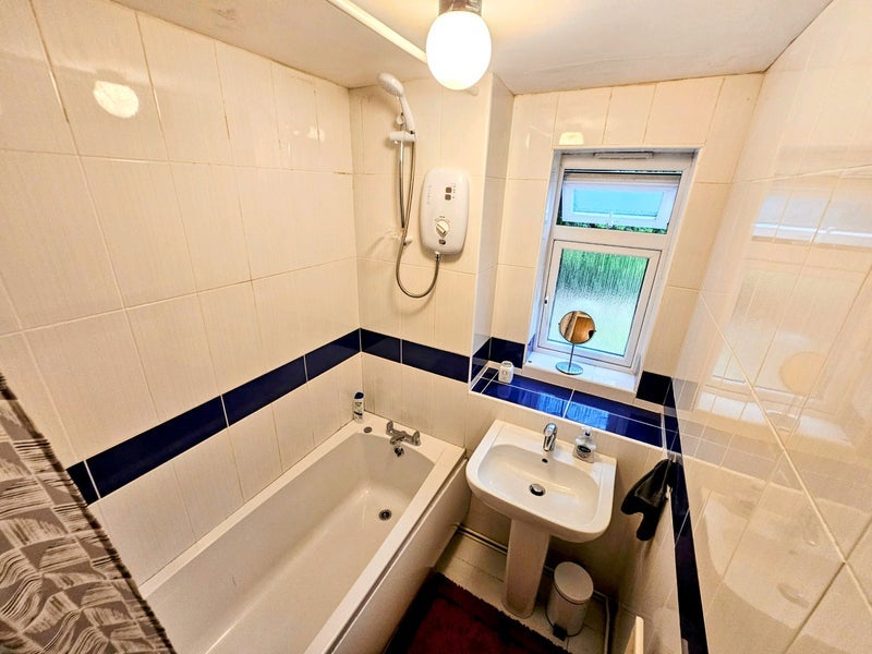 Room Seymour Close in Birmingham