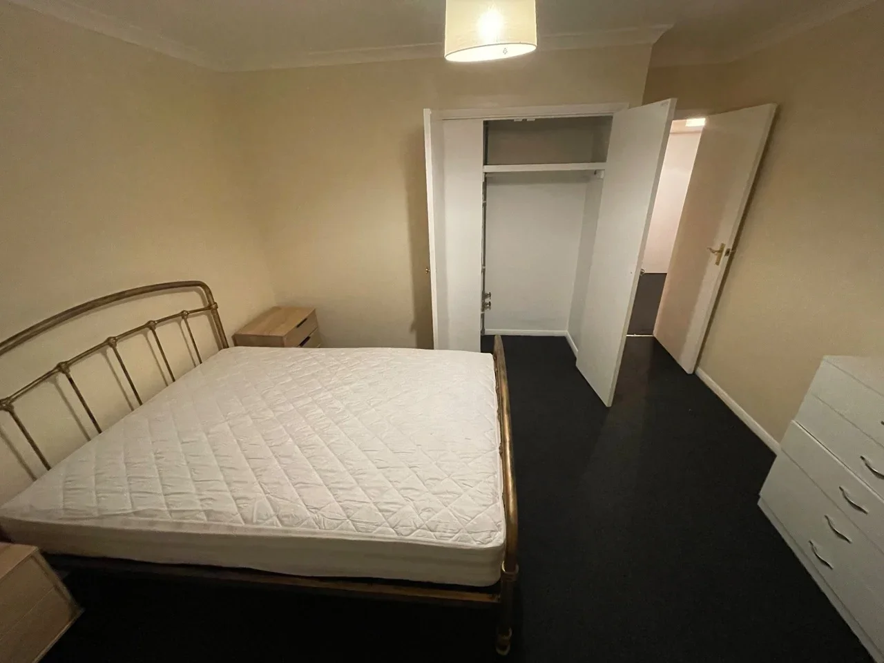 Room Rickards Close in Greater London