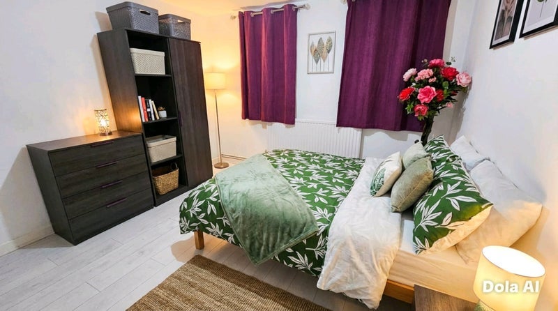 Room Reardon Street in Greater London