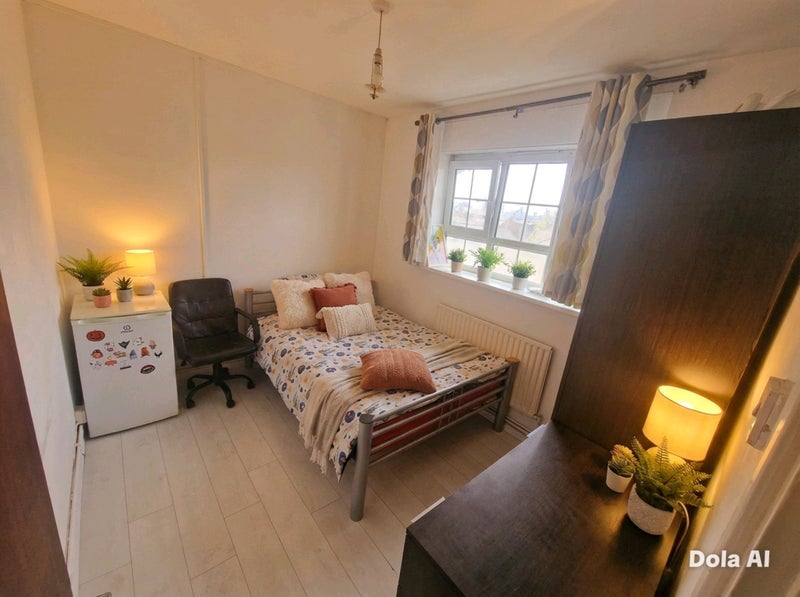 Room Reardon Street in Greater London