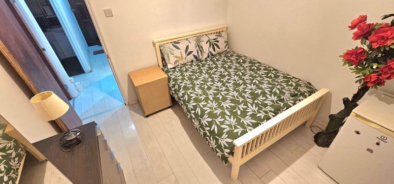 Room Reardon Street in Greater London