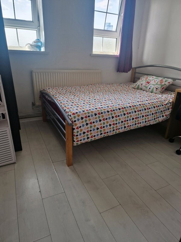 Room Reardon Street in Greater London