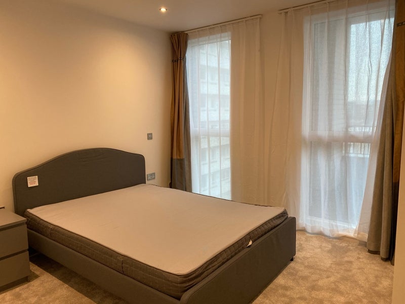 Flat Grant Road in Greater London