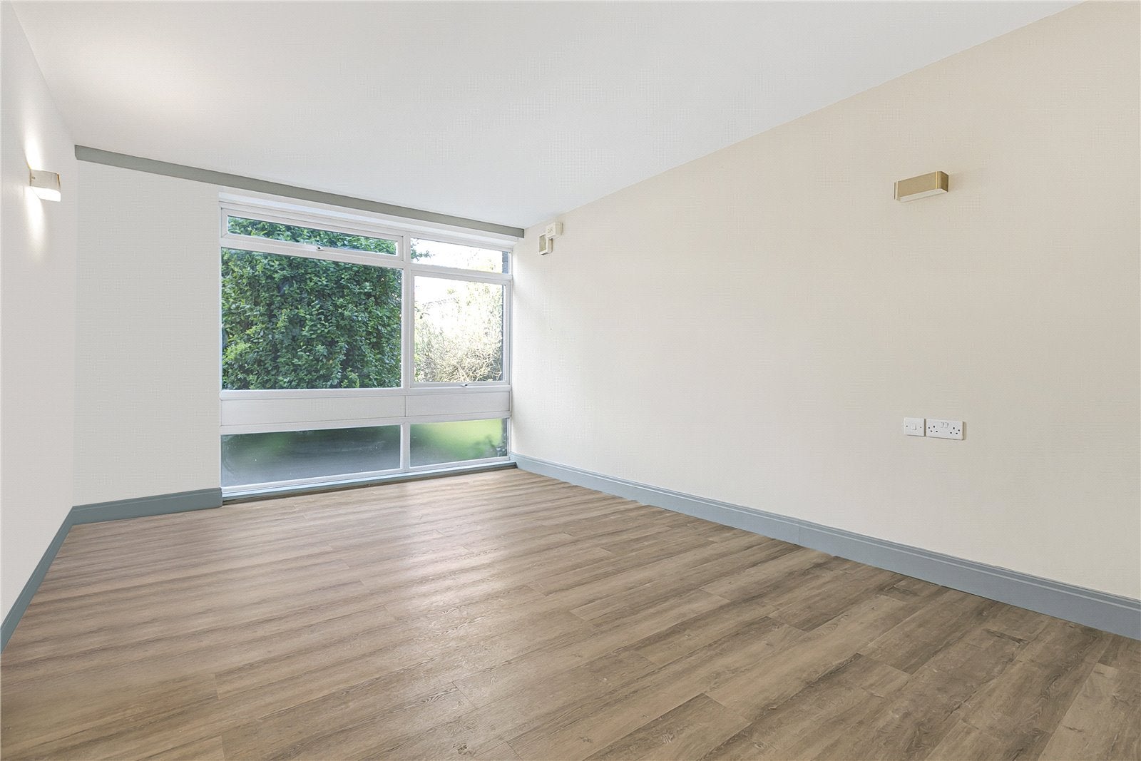 Flat Briar Walk in Greater London