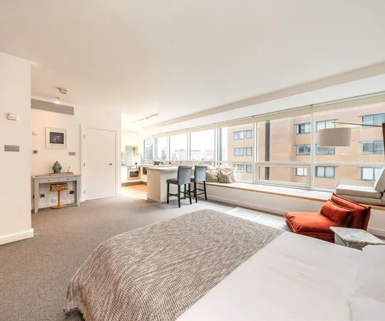 Flat Grosvenor Road in City of Westminster