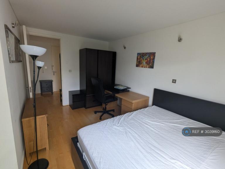 Flat West Parkside in Greater London