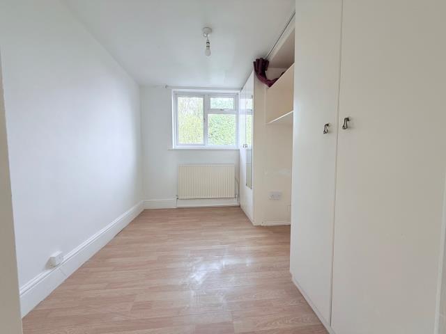 Room Elgar Avenue in London