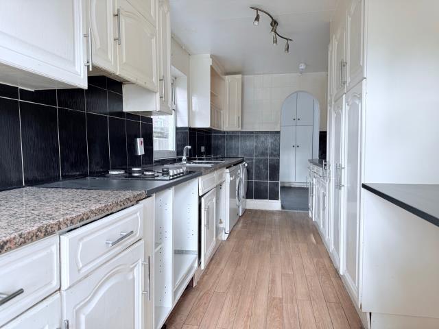 Room Elgar Avenue in London