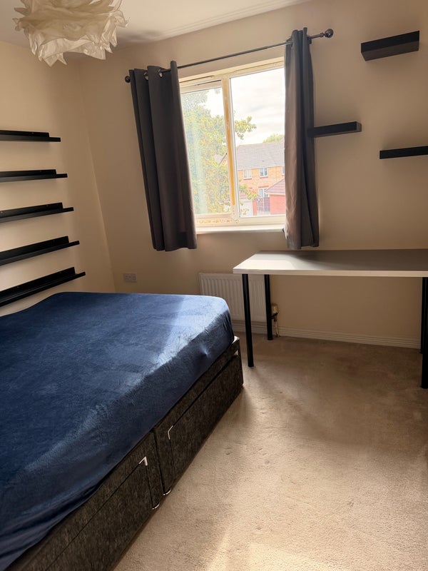Room Shepherds Lane in Greater London