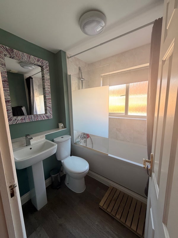 Room Shepherds Lane in Greater London