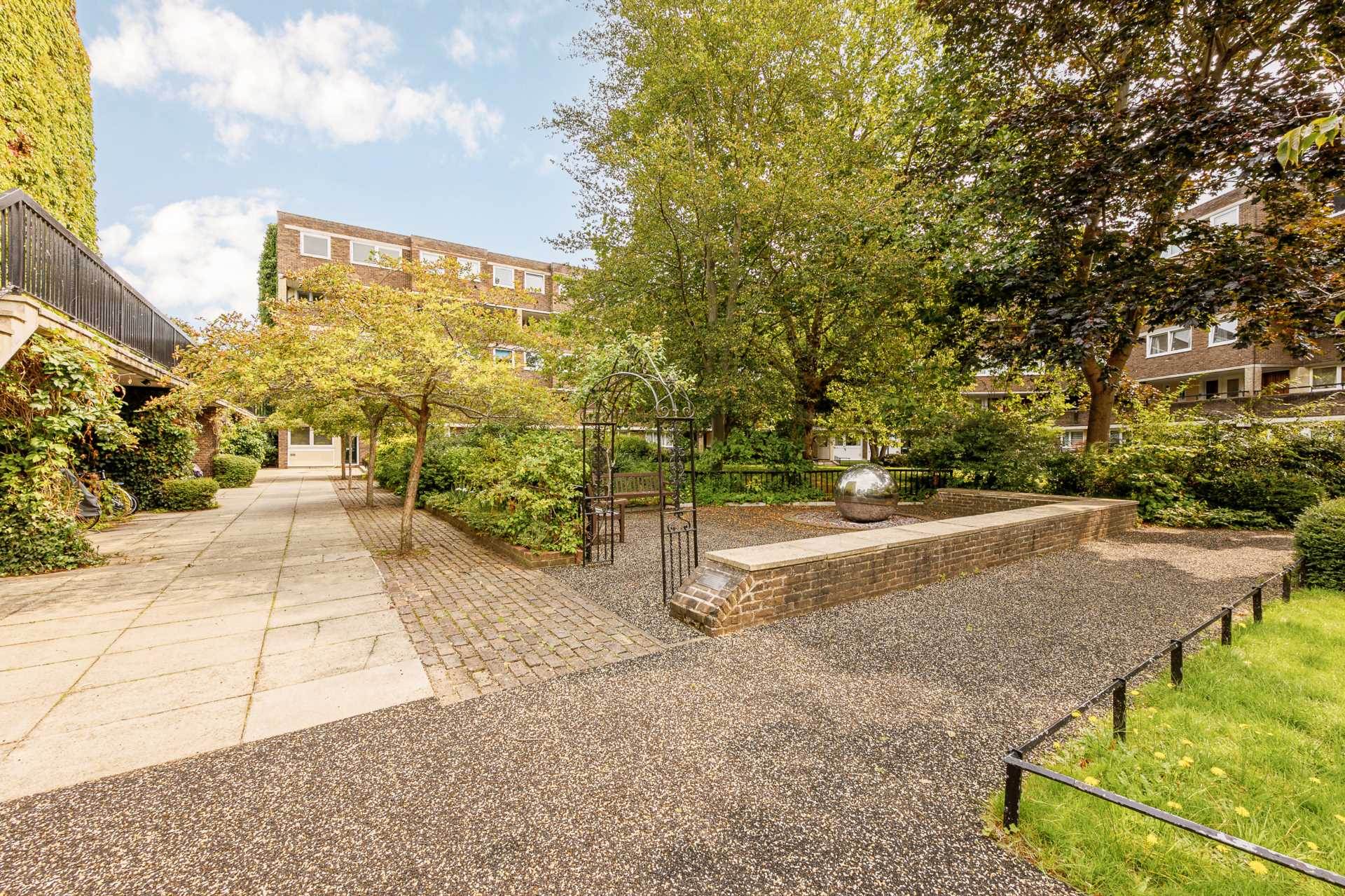 Flat Augustus Close in Greater London