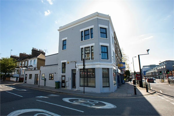Flat Combedale Road in Greater London