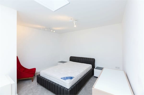Flat Combedale Road in Greater London