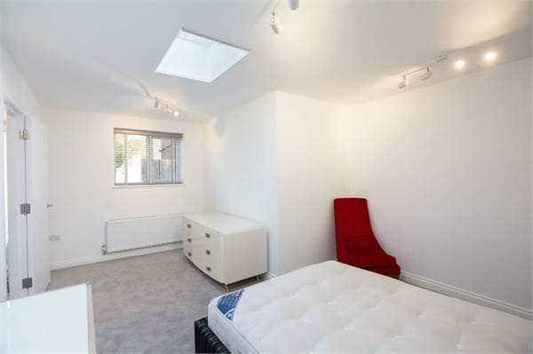 Flat Combedale Road in Greater London