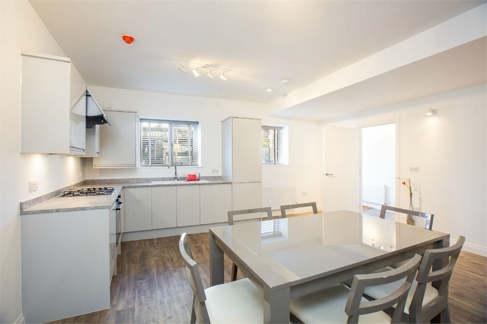 Flat Combedale Road in Greater London