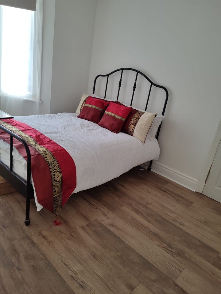 Room Ledger's Road in Slough