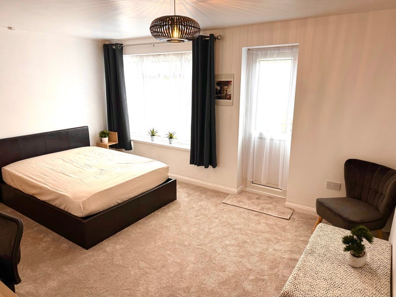 Room Chestnut Walk in Crawley