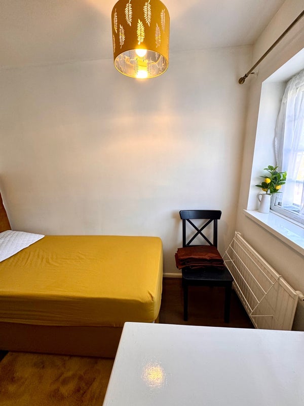 Room Chestnut Walk in Crawley