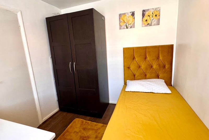Room Chestnut Walk in Crawley