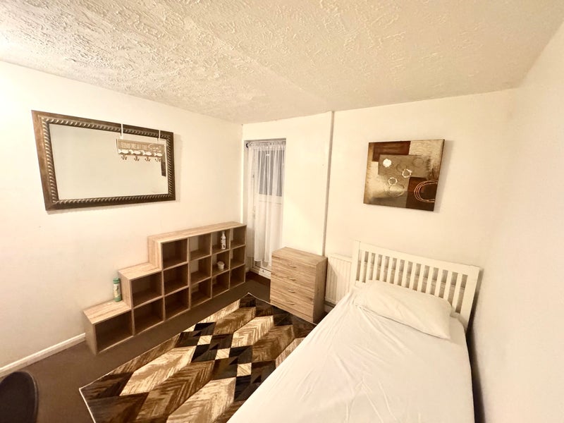 Room Chestnut Walk in Crawley