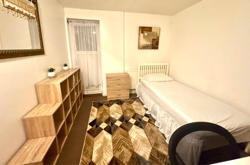 Room Chestnut Walk in Crawley