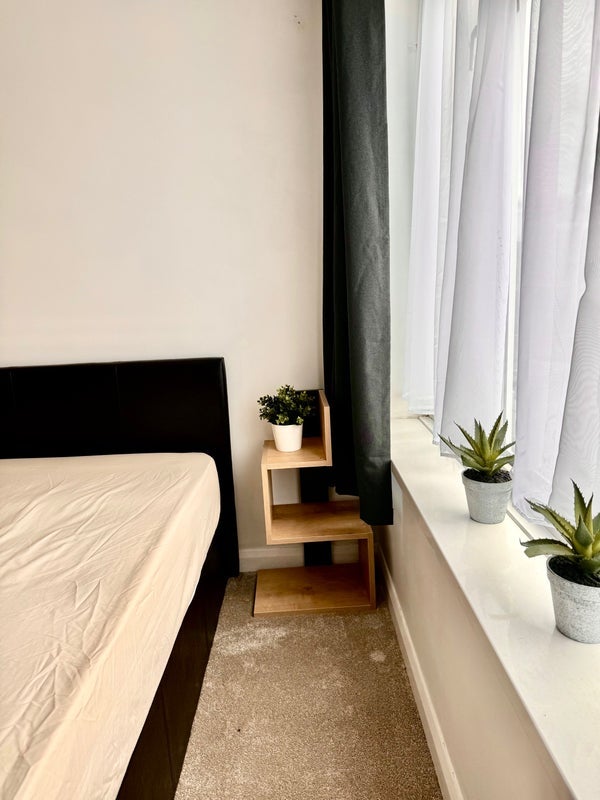 Room Chestnut Walk in Crawley