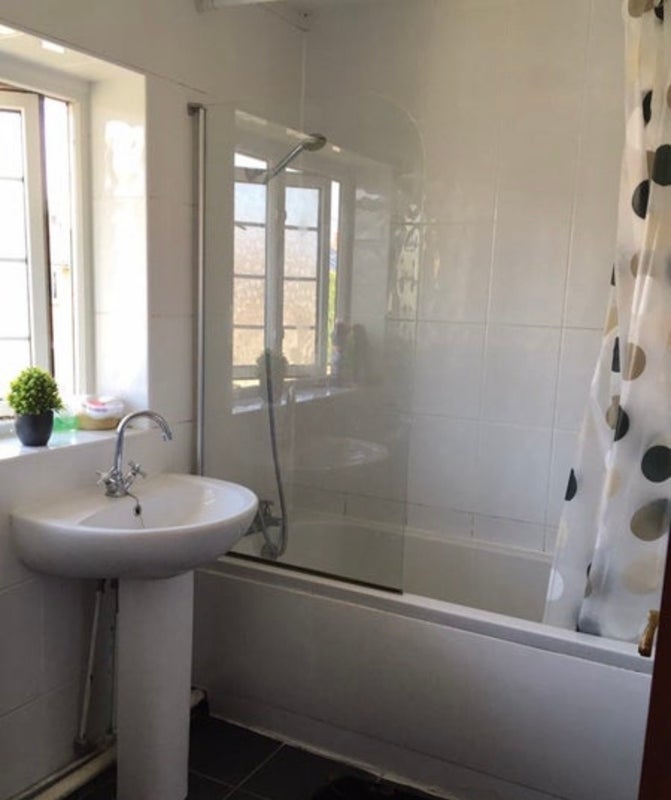 Room Chestnut Walk in Crawley