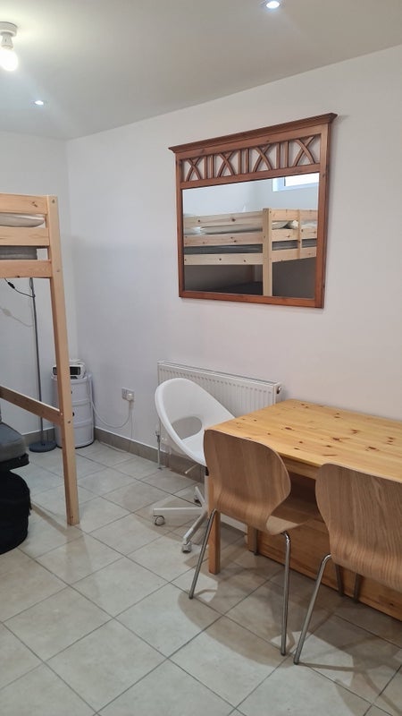 Room Essex Road in Greater London