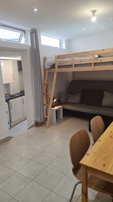Room Essex Road in Greater London