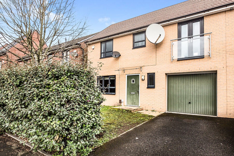 House Dragonfly Close in Salford