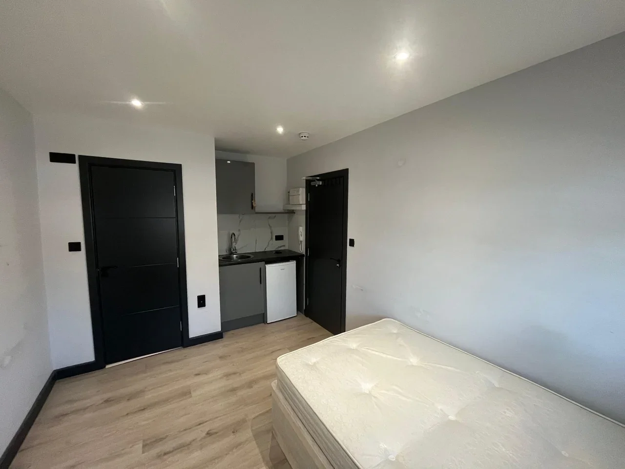 Flat Barnsbury Lane in Greater London