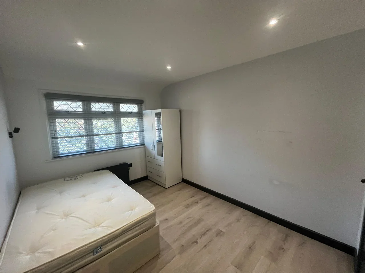 Flat Barnsbury Lane in Greater London