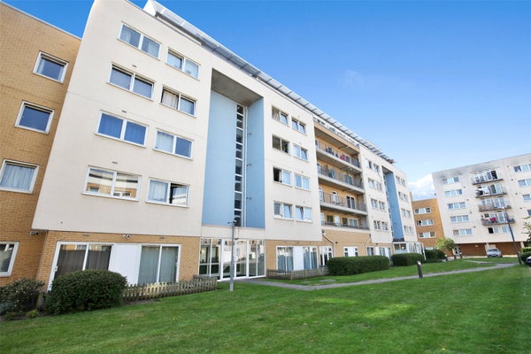 Flat Flint Close in London
