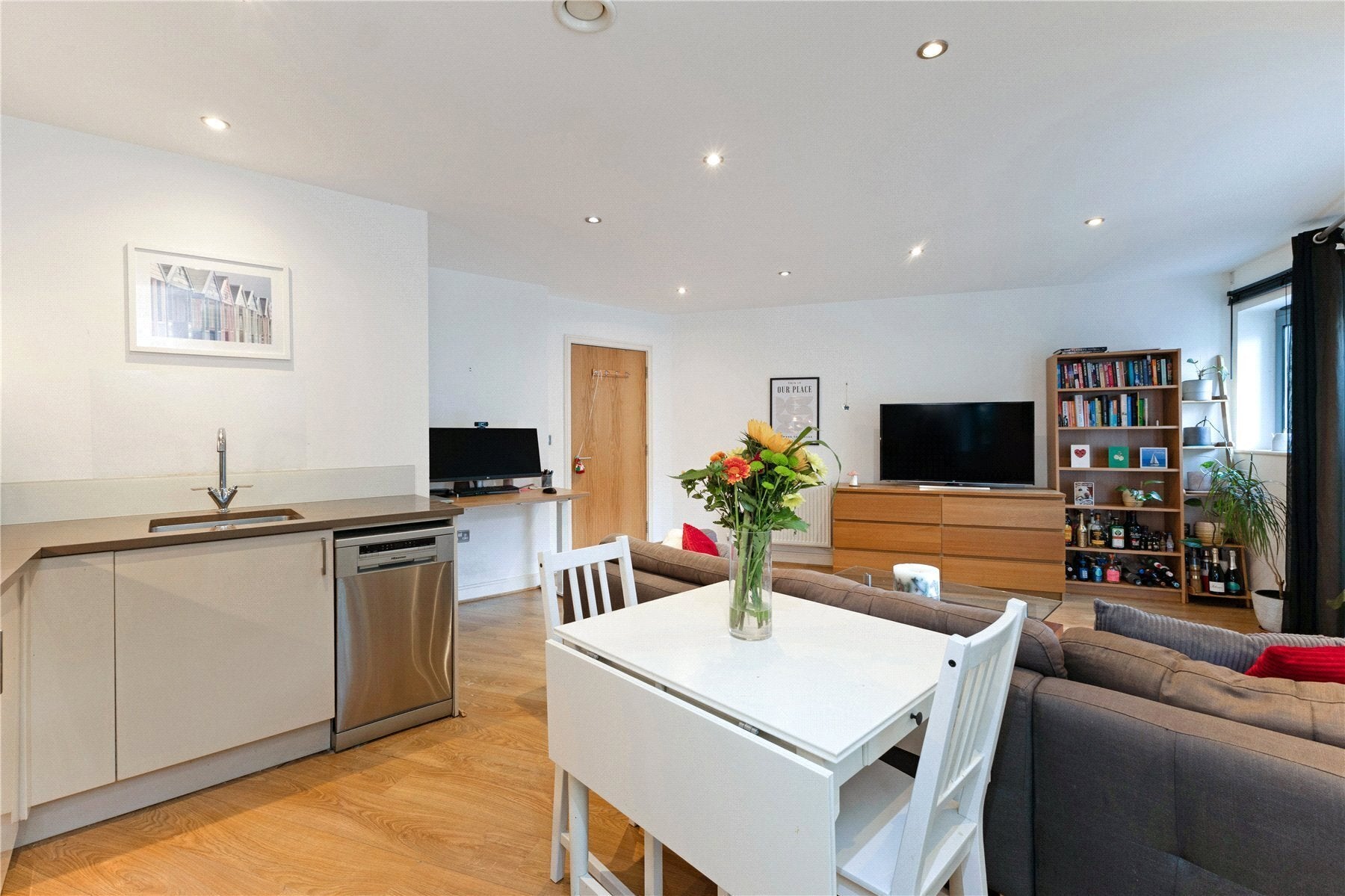 Flat Battersea Park Road in Greater London
