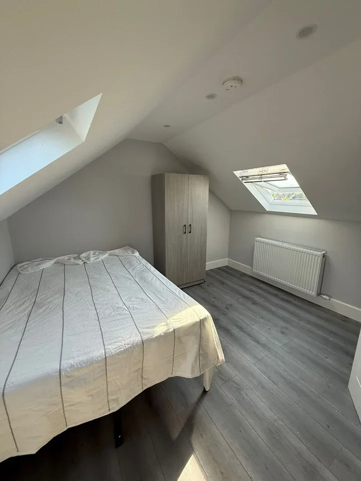 Room Downhills Way in Greater London