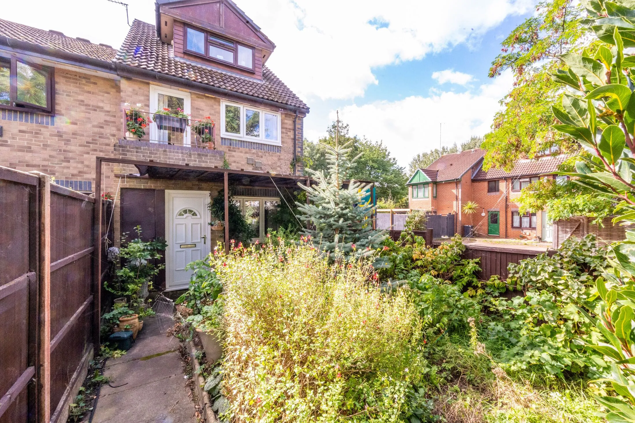 Flat Weavers Close in Greater London