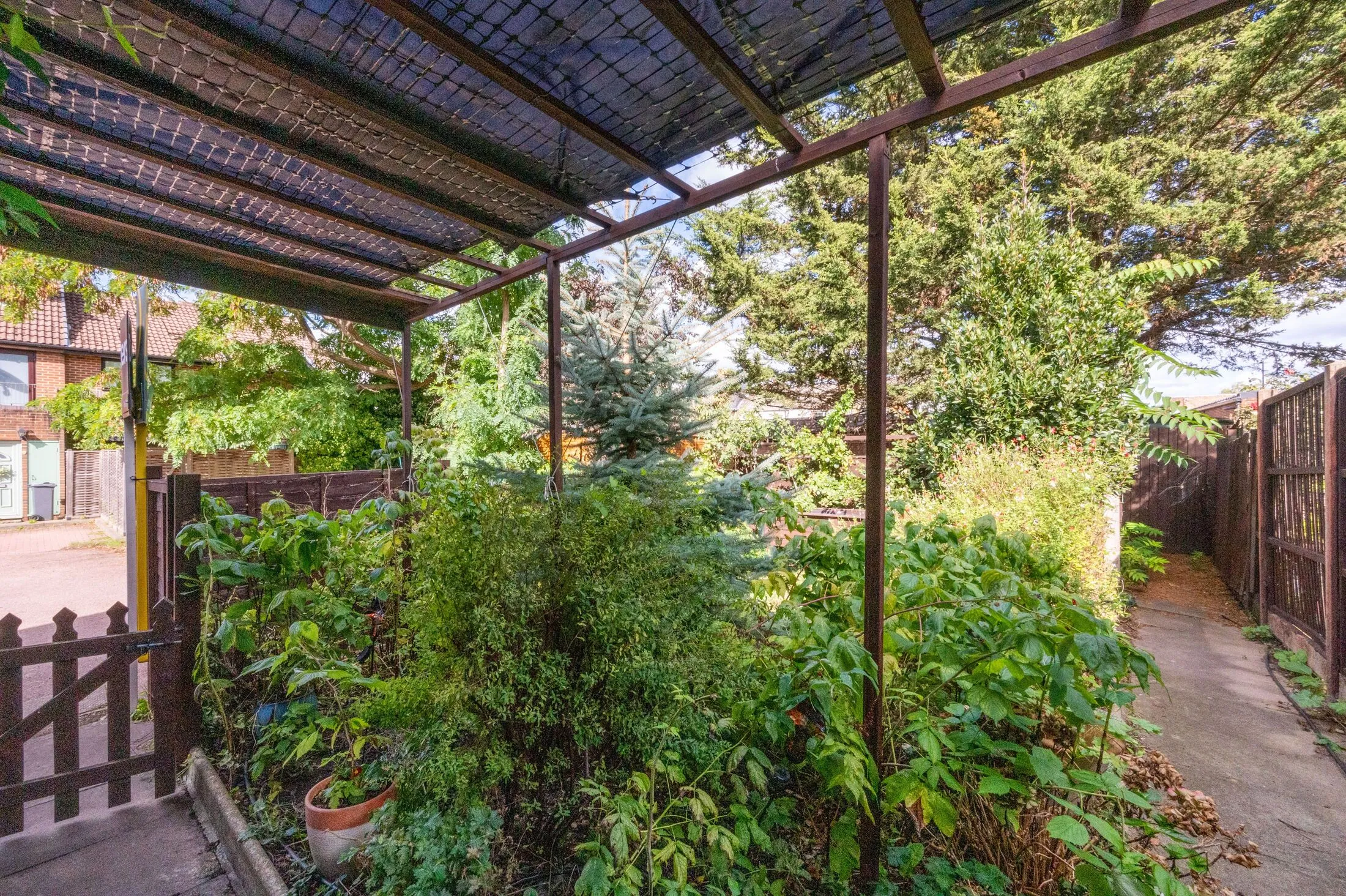 Flat Weavers Close in Greater London