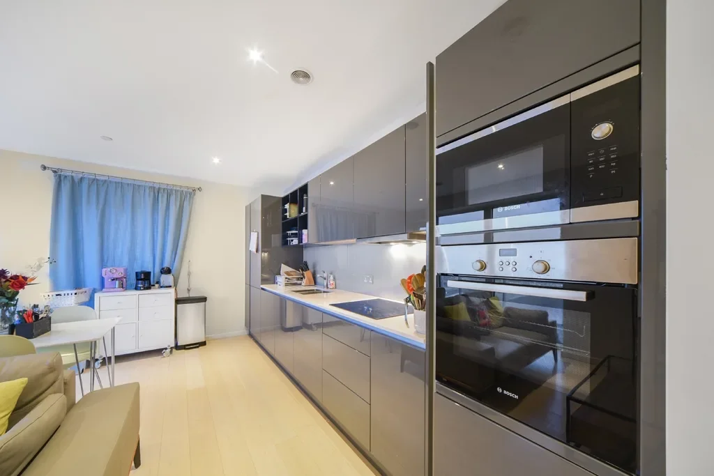 Flat Layard Street in Greater London