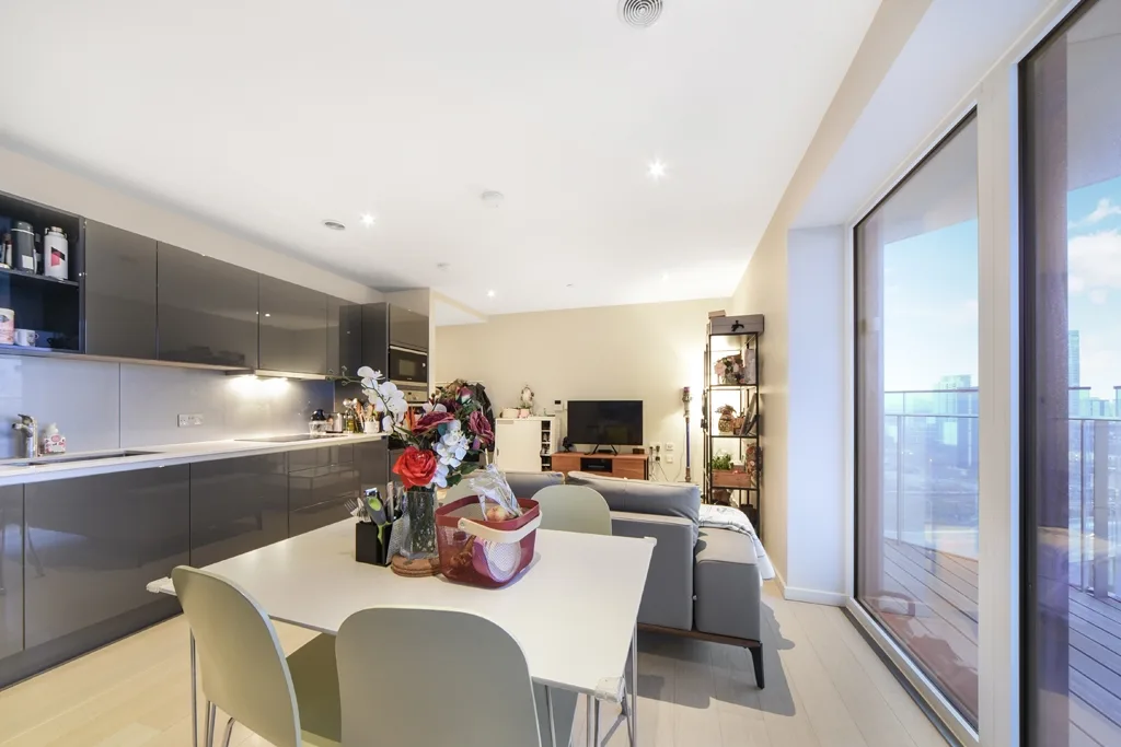 Flat Layard Street in Greater London