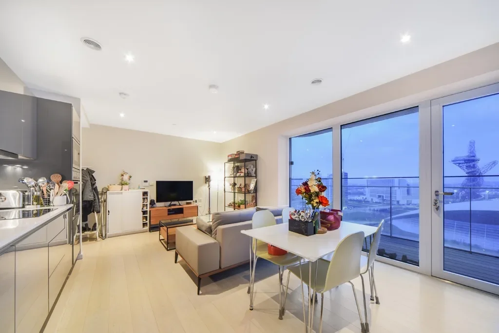 Flat Layard Street in Greater London