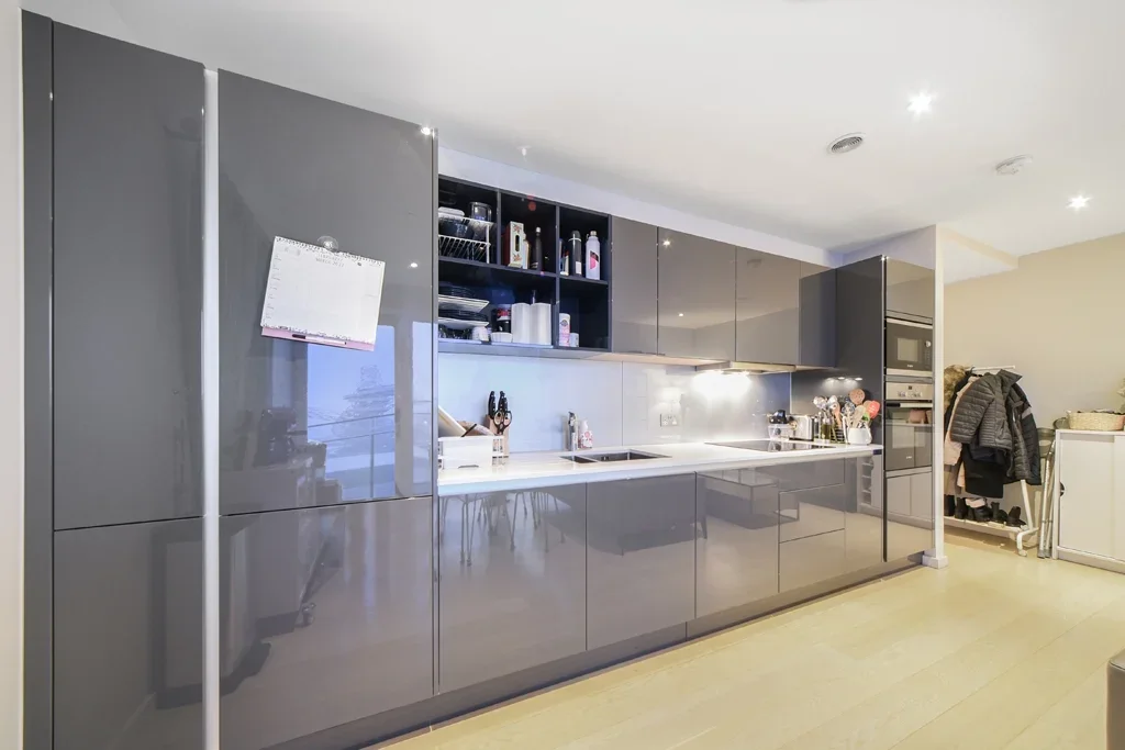 Flat Layard Street in Greater London