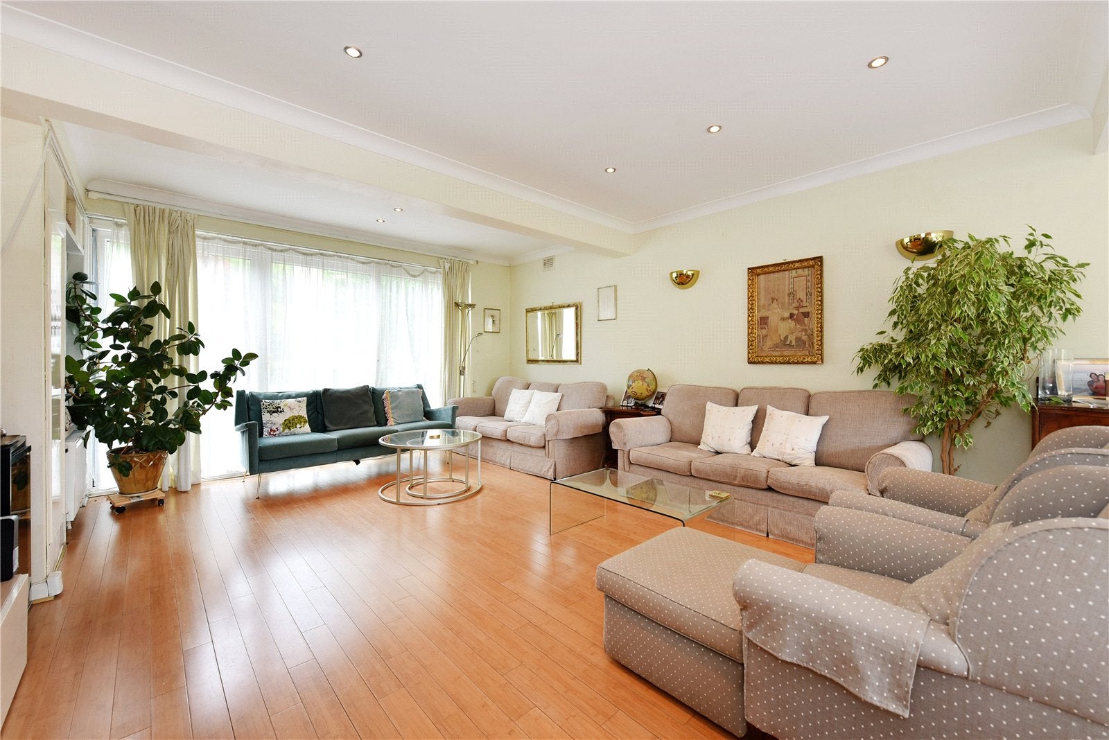 Flat Hermitage Lane in London