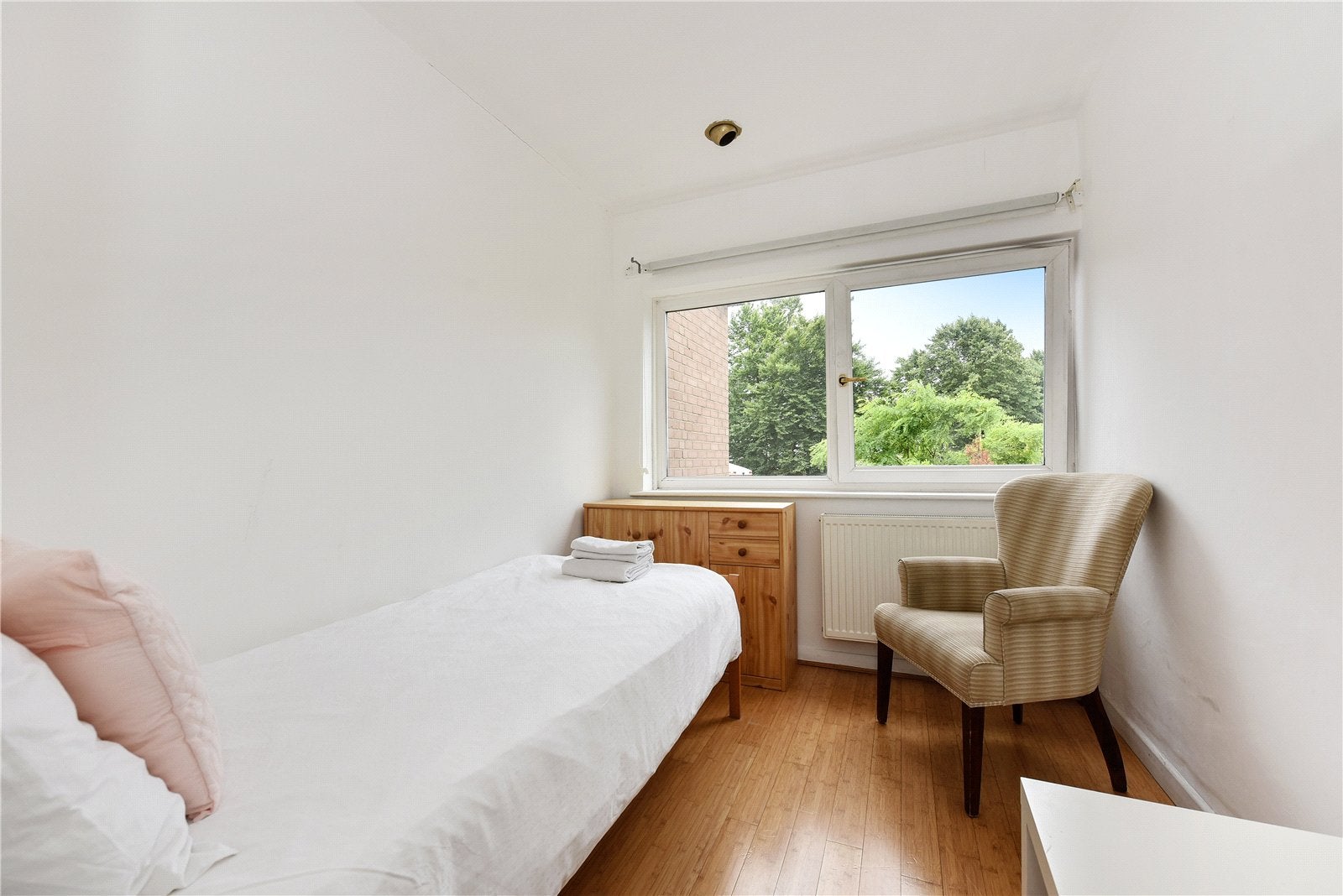 Flat Hermitage Lane in London