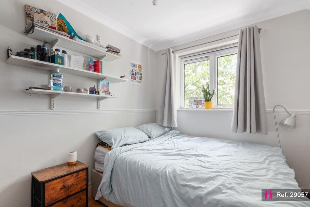 Flat Narbonne Avenue in Greater London
