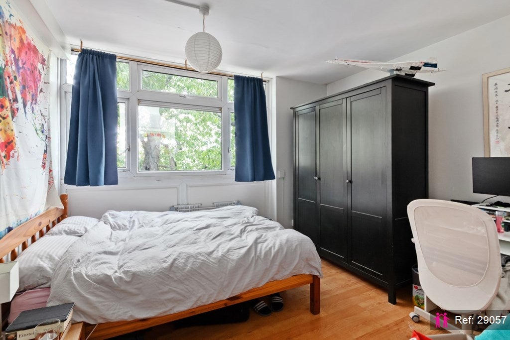Flat Narbonne Avenue in Greater London